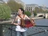 singer-on-the-seine-800